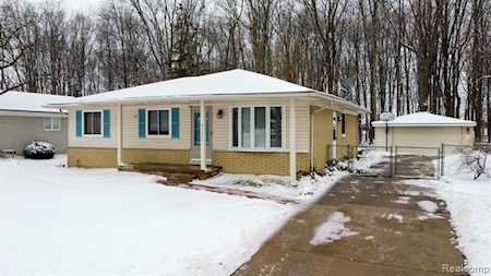 41625 Coulon Dr Clinton Twp, MI 48038