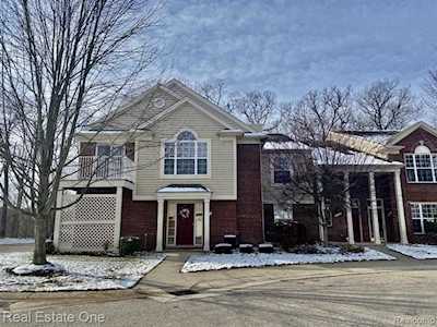 1704 Deepwood Rochester, MI 48307