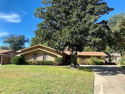 2709 Bedfordshire Bedford, TX 76021