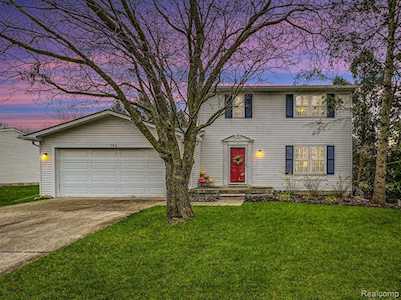 745 Dressler Rochester Hills, MI 48307