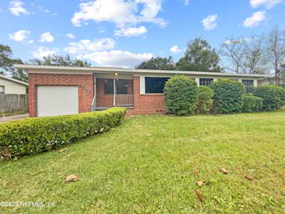 2043 Ronald LN Jacksonville, FL 32216