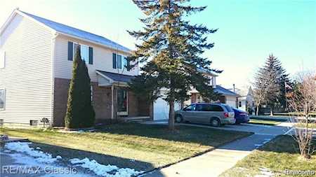 70 Larchwood Dr Troy, MI 48083