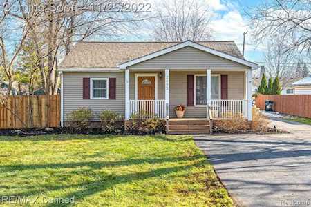 2695 Weaverton Rochester Hills, MI 48307