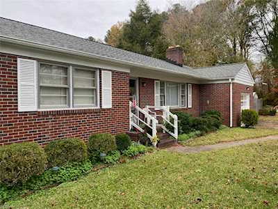 2 Bayberry Dr Newport News, VA 23601