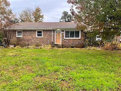 121 W Royce Dr Chesapeake, VA 23322