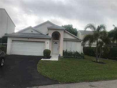 32 Swallow Dr Boynton Beach, FL 33436