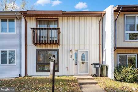 5 Simeon Ln Sterling, VA 20164