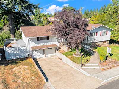 2748 NE Elaine DR Mcminnville, OR 97128