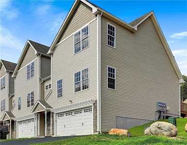 1001 Hunting Hill Dr #1001 Cumberland, RI 02864