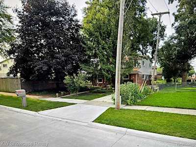 16435 Stratford Southfield, MI 48075
