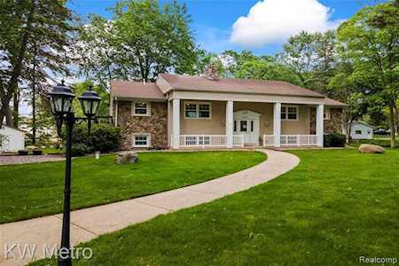 660 Woodland Dr South Lyon, MI 48178