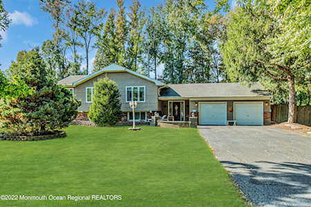 27 Lancelot Rd Manalapan, NJ 07726