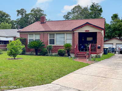 6956 Lucky DR E Jacksonville, FL 32208