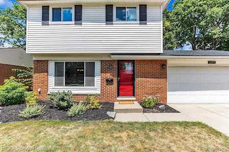 11271 Plumridge Sterling Heights, MI 48313