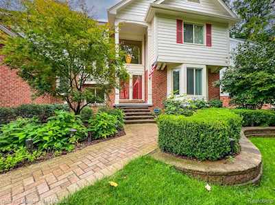 6189 Beachwood West Bloomfield, MI 48324