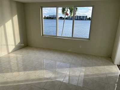 1100 NE 191st St #22E Miami, FL 33179