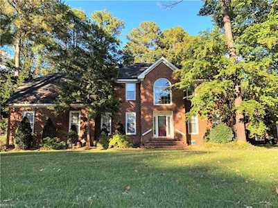 824 Forest Lakes Dr Chesapeake, VA 23322