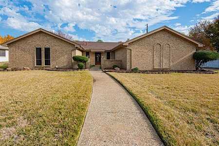 621 Robindale Drive Bedford, TX 76022