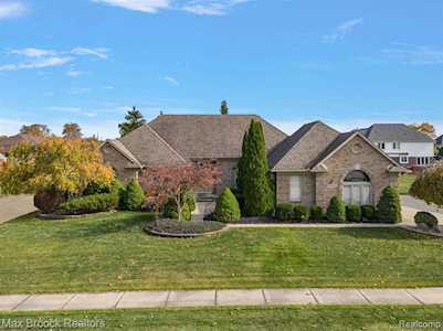 41908 Plumtree Sterling Heights, MI 48314