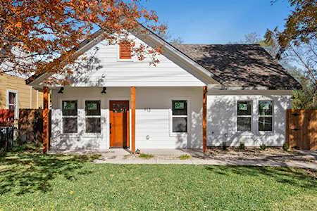 913 E Leuda Street Fort Worth, TX 76104
