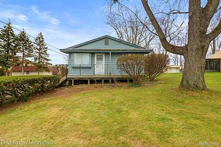 1305 Farmridge Ave Waterford Twp, MI 48328