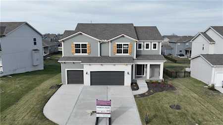1800 NE Ravenwood Dr Lees Summit, MO 64086