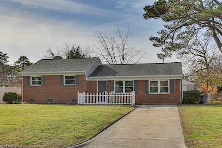 11 Plantation Dr Hampton, VA 23669