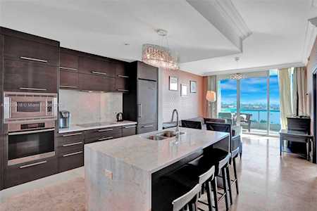900 Biscayne Blvd #2004 Miami, FL 33132