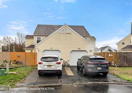 11 Longfellow Ct Freehold, NJ 07728