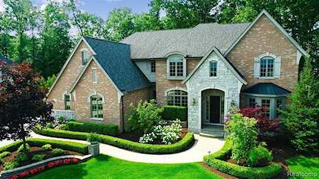 3133 Emeraude Oakland, MI 48306