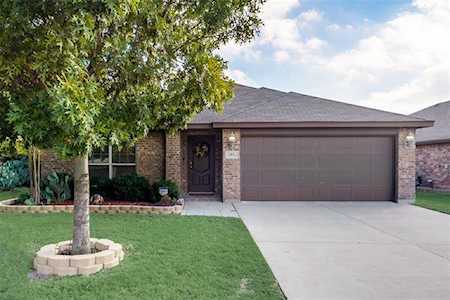153 Spring Hollow Drive Saginaw, TX 76131