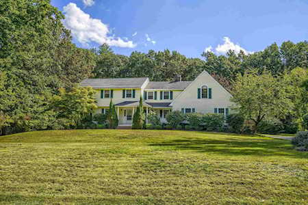 8 Diamond Dr Derry, NH 03038
