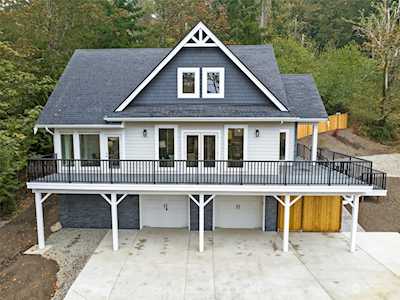 17814 E Lake Desire Dr SE Renton, WA 98058