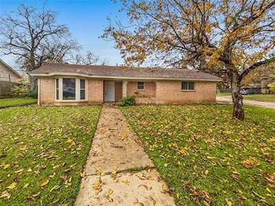 128 Stonegate Court Bedford, TX 76022