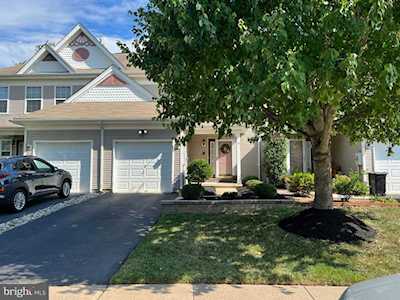 15 Tattersall Dr Burlington, NJ 08016