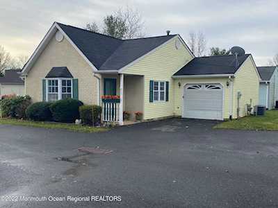 33 Farnworth Close Freehold, NJ 07728