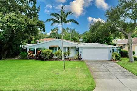 615 Pineland Ave Belleair, FL 33756