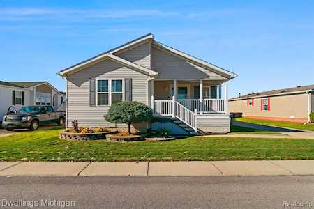 29266 Hidden River Dr Gibraltar, MI 48173