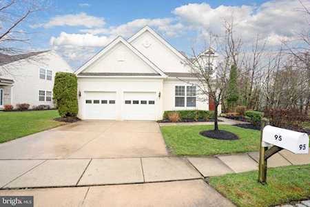 95 Lowell Dr Marlton, NJ 08053