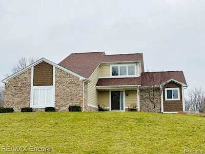 6355 Stonewood White Lake, MI 48383