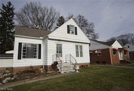 23060 Clifford Dr North Olmsted, OH 44070