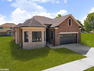55144 Saint Paul Drive Macomb, MI 48044