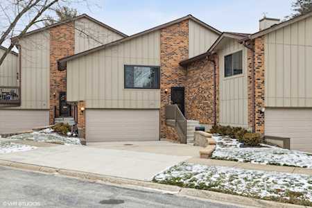 16 Clubside Dr Willowbrook, IL 60527