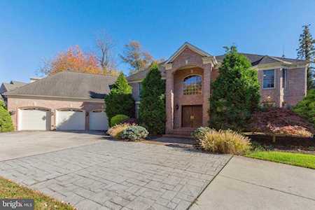 8 Longwood Ln Moorestown, NJ 08057