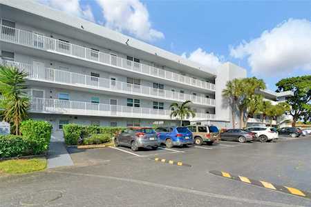 119 Royal Park Dr #2E Oakland Park, FL 33309