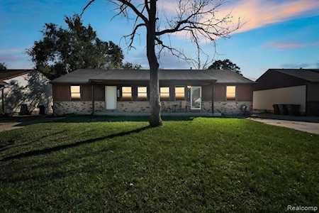 4370 Auburn Shelby Twp, MI 48317
