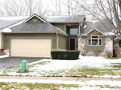 1351 Peppergrove Dr Brighton, MI 48116