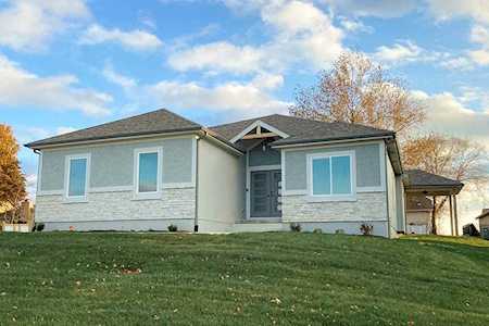 1121 NE Goshen Ct Lee's Summit, MO 64064