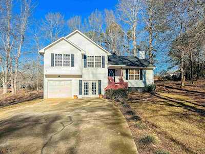 135 W Aspen Lake Drive Newnan, GA 30263