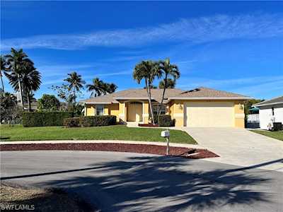 910 Dolphin Ct Marco Island, FL 34145
